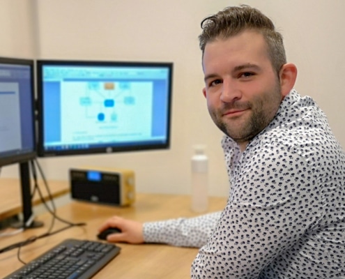 Door de opleiding Associate degree ICT-telecom kan onze student Philip de opgedane vakkennis in de praktijk brengen in zijn functie als Technisch Specialist
